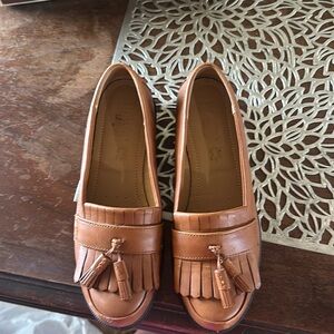 Brand new shoes, never worn, tan color, hotter comfort concept shoes. Size 6
